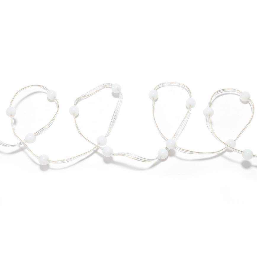 Svetelný reťaz s malými bielymi guľôčkami je voľne položený na bielom pozadí. Reťaz je zložená do niekoľkých oblúkov. Je vyrobená z tenkého strieborného drôtu.