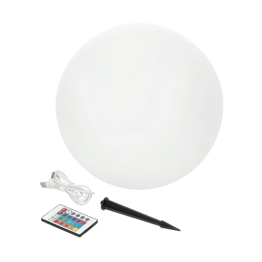Biela guľová lampa svieti. Súčasťou je USB kábel, diaľkový ovládač s farebnými tlačidlami a zemný kolík. Všetko je na bielom pozadí.