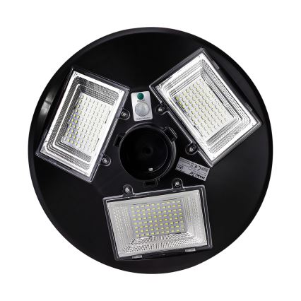 Solárny vonkajší LED reflektor s tromi LED panelmi svieti. Má zabudovaný senzor pohybu a je čiernej farby. Na tele je viditeľné označenie CE a ďalšie technické údaje.