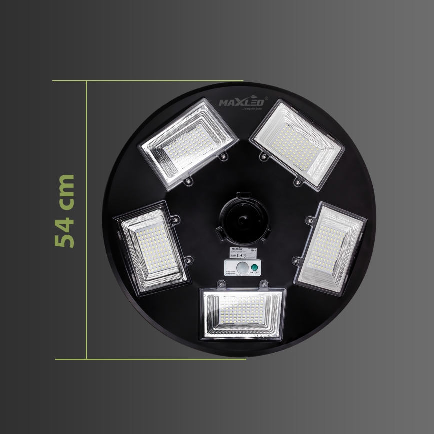 Okrúhle vonkajšie LED svietidlo s priemerom 54 cm svieti. Má štyri panely s LED diódami. Na spodku je viditeľné označenie MAXLED a ďalšie technické symboly.