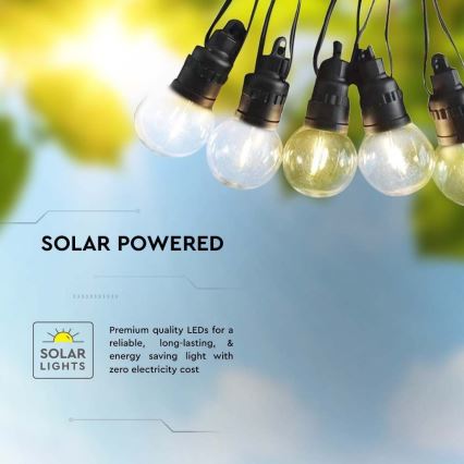 Solárne LED svetielka visia na šnúre. Svietia. Sú energeticky úsporné a majú nulové náklady na elektrinu.