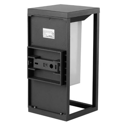 Svietidlo je pripevnené k stene. Na zadnej strane je viditeľný montážny systém a štítok s označením CE a IP65.