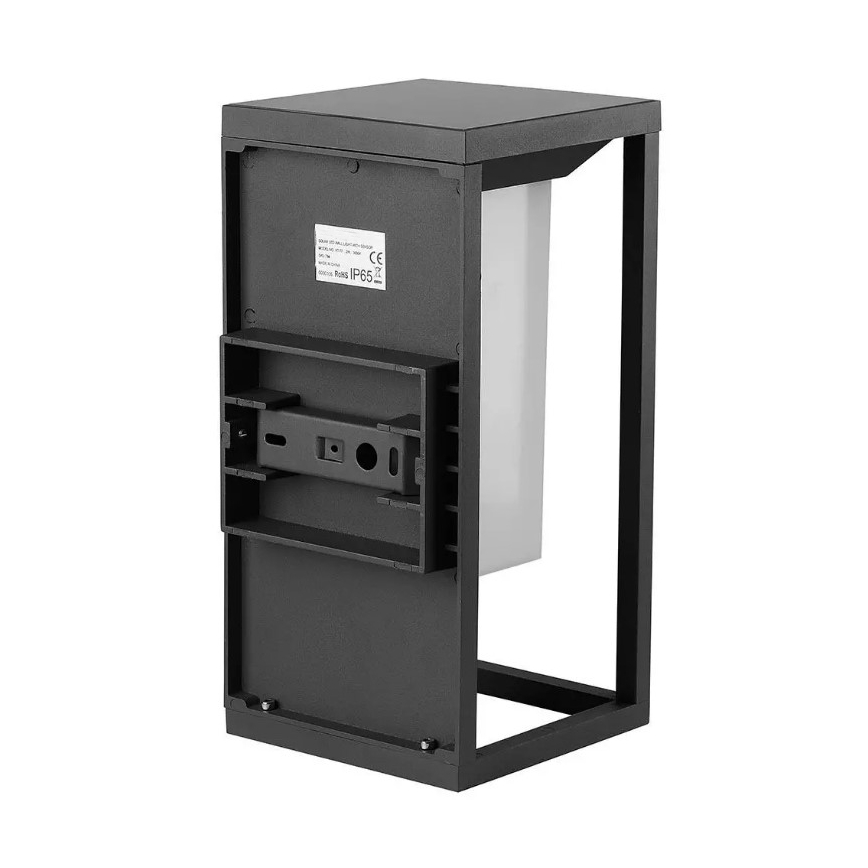 Svietidlo je pripevnené k stene. Na zadnej strane je viditeľný montážny systém a štítok s označením CE a IP65.