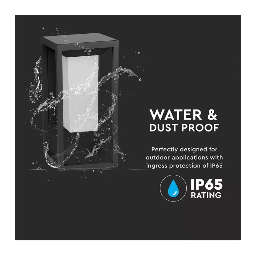 Vonkajšie svietidlo s obdĺžnikovým tvarom je zobrazené obklopené vodou. Je vodotesné a prachotesné s ochranou IP65.