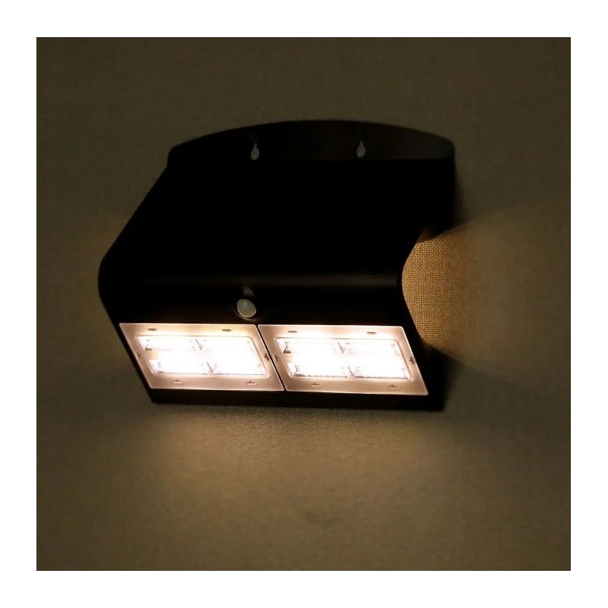 LED Solárne nástenné svietidlo so senzorom LED/7W/3,7V 4000K IP65 čierna