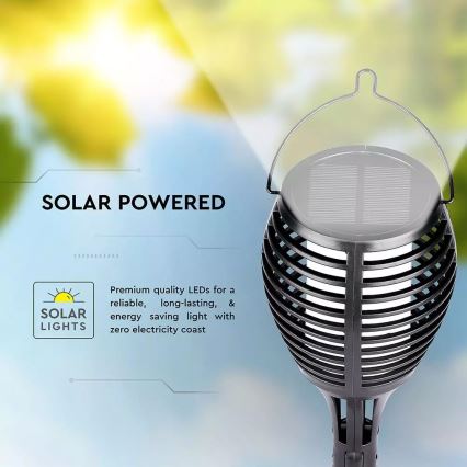 Solárna lampa s LED osvetlením stojí na vonkajšom priestranstve. Je napájaná solárnou energiou. Text uvádza: „SOLAR POWERED“, „Premium quality LEDs for a reliable, long-lasting, & energy saving light with zero electricity coast“, „SOLAR LIGHTS“.