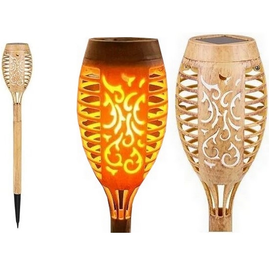 Solárna záhradná lampa s imitáciou plameňa, s dreveným vzhľadom, je zobrazená v troch pohľadoch. Lampa je umiestnená na kovovej špicatej tyči pre zapichnutie do zeme. Svetlo simuluje tancujúci plameň cez ornamentálne výrezy.