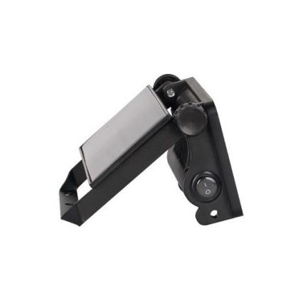 Solárny panel je naklonený na bielom pozadí. Je pripevnený k čiernemu obdĺžnikovému puzdru s vypínačom. Puzdro má nastaviteľný sklon.