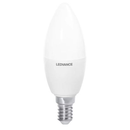 LED žiarovka tvaru sviečky s nápisom LEDVANCE na tele, je pripravená na osvetlenie, na bielom pozadí.