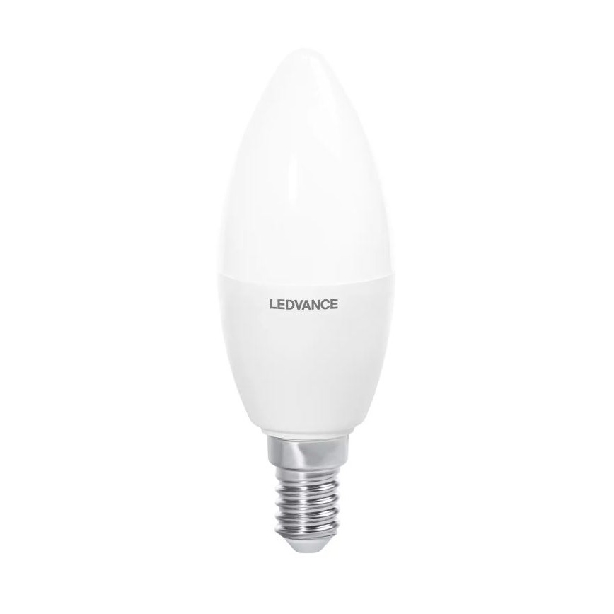 LED žiarovka tvaru sviečky s nápisom LEDVANCE na tele, je pripravená na osvetlenie, na bielom pozadí.