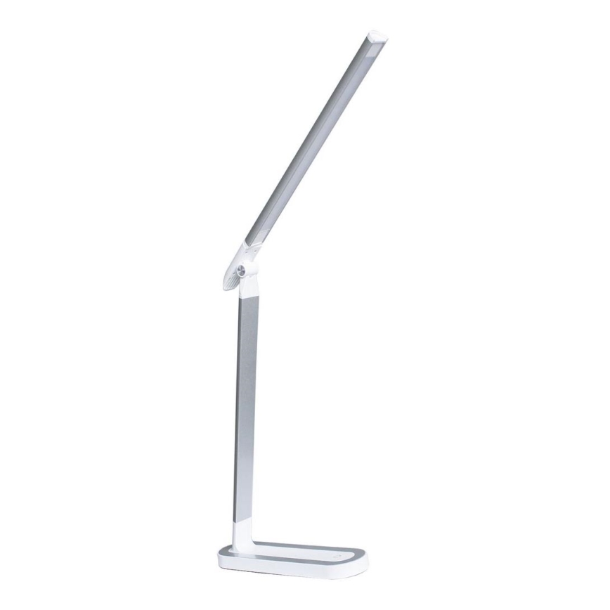 Stolná lampa s LED osvetlením je umiestnená na bielom pozadí. Lampa je strieborno-biela, skladacia, s dlhým ramenom smerujúcim nahor.