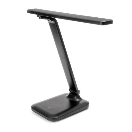 Čierna stolná lampa s LED osvetlením je umiestnená na bielom pozadí. Lampa je sklopená a má štvorcovú základňu. Na základni sa nachádza vypínač.
