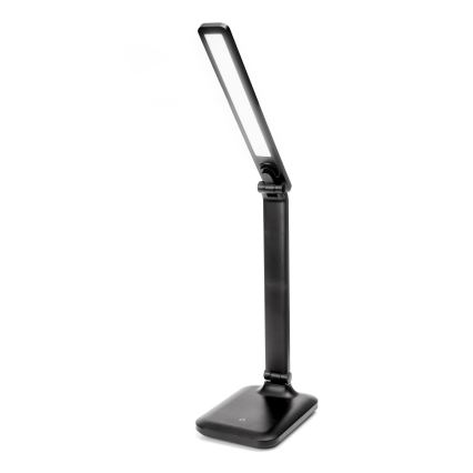 Čierna stolová lampa s LED svetlom svieti. Lampa je skladacia a má štvorcovú základňu. Nachádza sa na bielom pozadí.