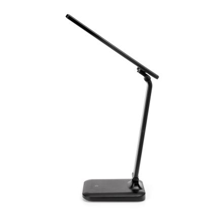 Čierna stolná lampa s LED osvetlením stojí na plochom podstavci. Lampa je sklopená v uhle, smeruje nahor. Je umiestnená na bielom pozadí.