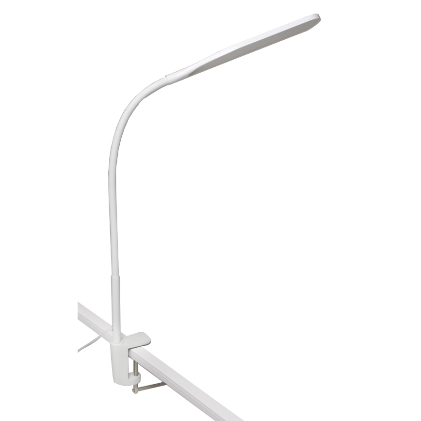 Biela stolová lampa s pružnou ramenom a plochým svetelným zdrojom je pripevnená sponou k bielej lište. Lampa svieti.
