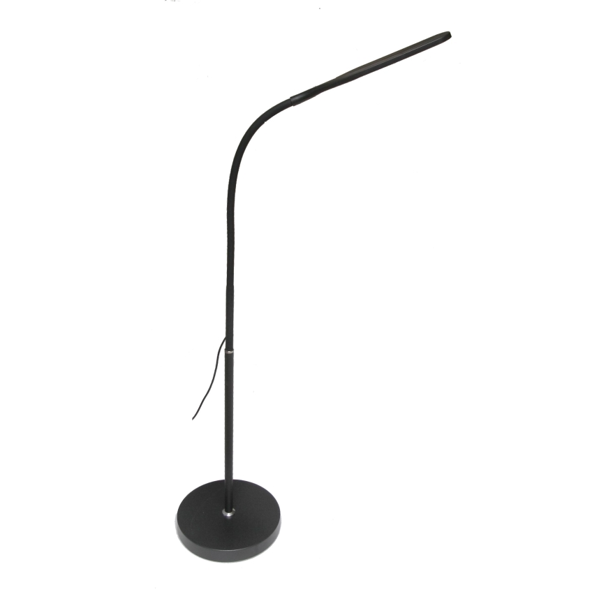 Stojacia lampa s čiernym, zahnutým ramenom a úzkym svetelným zdrojom na konci. Lampa stojí na kruhovej základni. Je na bielom pozadí.