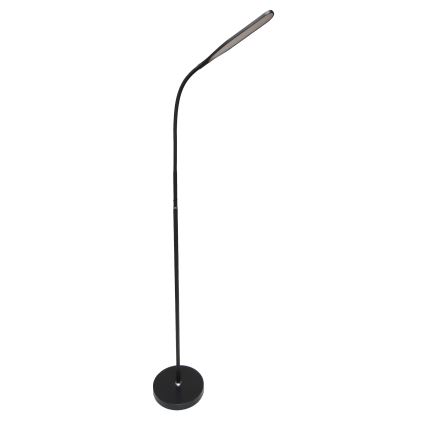 Čierna stojaca lampa s ohnutým ramenom a predĺženým svetlom svieti. Stojí na kruhovom podstavci. Je umiestnená na bielom pozadí.