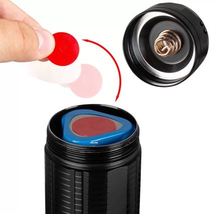 Ruka vkladá červený, biely a ružový filter do čiernej baterky. Filtery sa umiestňujú do trojuholníkového držiaka vo vnútri baterky, nad batériou. Baterka má valcový tvar s ryhovaným povrchom.