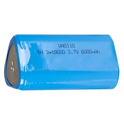 Li-ion batéria leží na bielom pozadí. Na modrom obale je vytlačené: VA0110, XH 3*19650 3.7V 6000mAh.