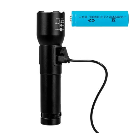 Čierna baterka sa nabíja cez kábel. Nabíjací kábel je pripojený k baterke. Vedľa je modrá nabíjacia batéria s označením + IMR 18650 3.7V 2000mAh -.