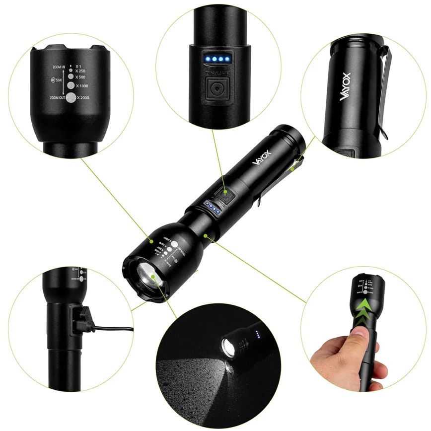 Čierna prenosná LED baterka s nabíjaním cez USB a nastaviteľným zoomom. Baterka svieti, má tlačidlá pre ovládanie a indikátor nabitia. Na tele je vyryté logo „VAYOX“.