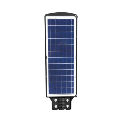 Solárny panel s tmavomodrými článkami je umiestnený v čiernom ráme, ktorý má upevňovacie prvky na spodnej časti, pred bielym pozadím.