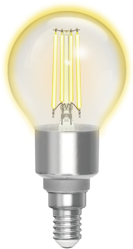 LED žiarovka svieti. Je guľového tvaru so strieborným kovový základom a štyrmi vnútornými LED diódami. Žiarovka je na bielom pozadí.