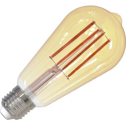 LED žiarovka s tvarom hrušky svieti na bielom pozadí. Žiarovka má štyri vnútorné vlákna a kovový závit.