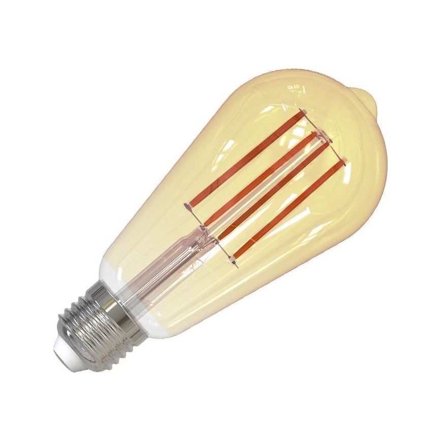 LED žiarovka s tvarom hrušky svieti na bielom pozadí. Žiarovka má štyri vnútorné vlákna a kovový závit.
