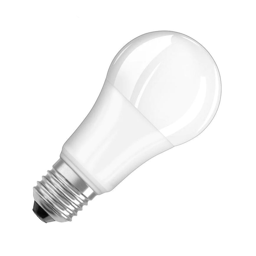 LED žiarovka svieti. Má tvar hrušky a skrutkovací kovový závit. Je zobrazená na bielom pozadí.