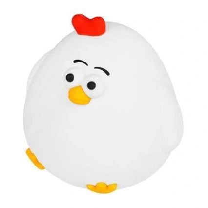 Biela hračka sliepky stojí na bielom pozadí. Sliepka má červený hrebeň, žltý zobák a nohy.