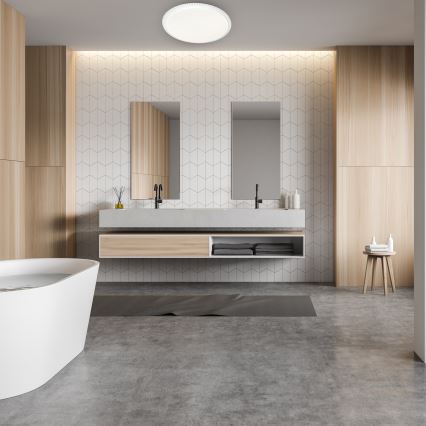 Svietidlo osvetľuje modernú kúpeľňu. Kúpeľňa má dvojumývadlo, vaňu a drevené obklady. Podlaha je z betónu.