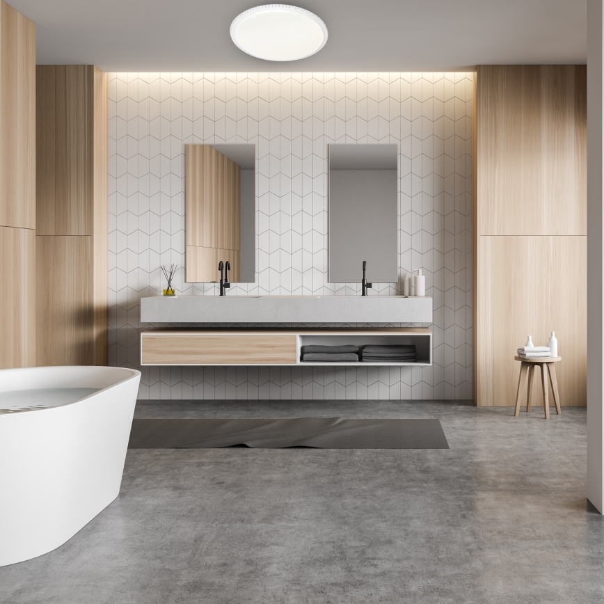 Svietidlo osvetľuje modernú kúpeľňu. Kúpeľňa má dvojumývadlo, vaňu a drevené obklady. Podlaha je z betónu.