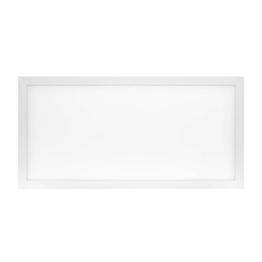 Obdĺžnikové LED panelové svetlo svieti na bielom pozadí. Svetlo je umiestnené v jednoduchom bielom ráme.
