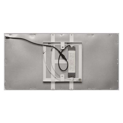 Svietidlo je pripojené k elektrickému zdroju. Na zadnej strane je vidieť zapojenie káblov a napájací zdroj. Svietidlo je obdĺžnikového tvaru, strieborno-sivej farby.