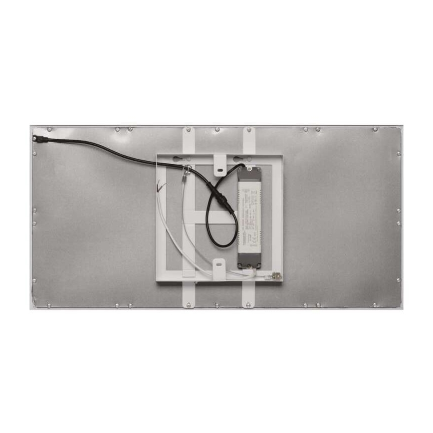 Svietidlo je pripojené k elektrickému zdroju. Na zadnej strane je vidieť zapojenie káblov a napájací zdroj. Svietidlo je obdĺžnikového tvaru, strieborno-sivej farby.