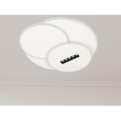 Svietidlo je pripevnené k stropu. Skladá sa z troch prekrývajúcich sa bielych kruhov s malým čiernym obdĺžnikom obsahujúcim malé otvory, pravdepodobne pre LED diódy, v spodnom kruhu. Strop je svetlosivý s lištou.