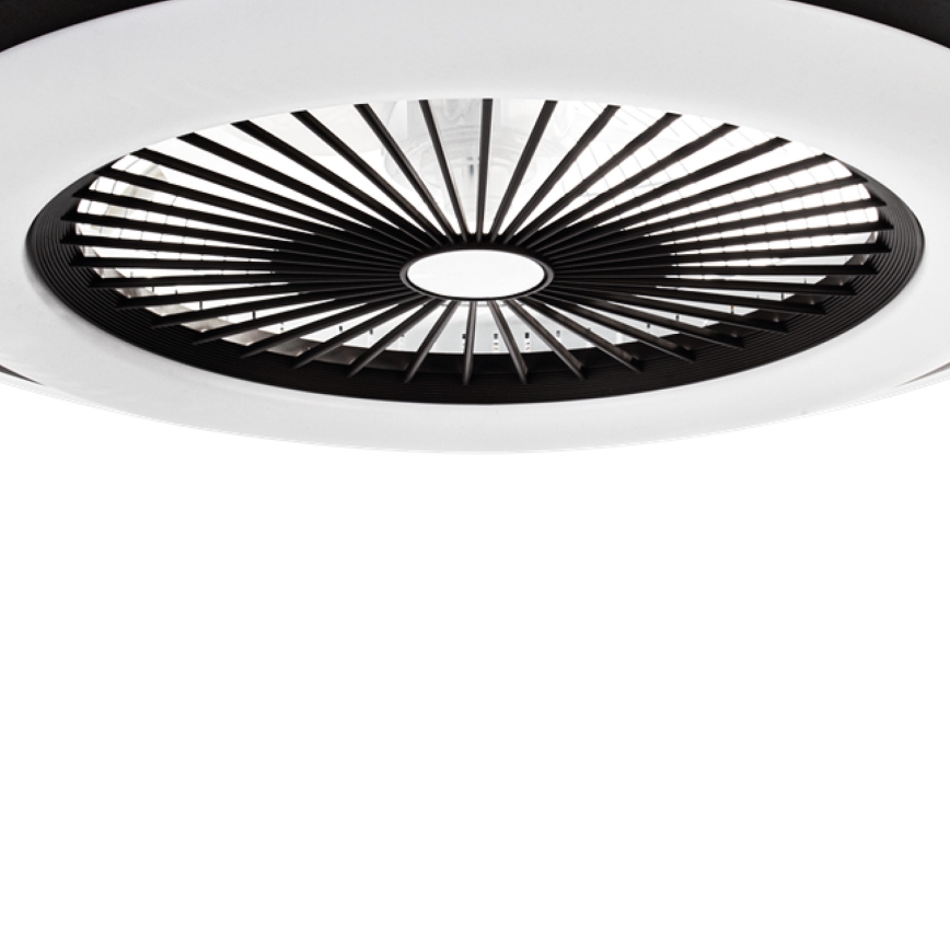 Stropný ventilátor s čiernymi lopatkami a bielym krytom je pripevnený k stropu. Ventilátor je v pokoji. Biele pozadie.