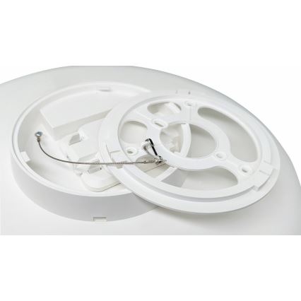 Biela plastová základňa detektora je čiastočne rozobratá. Odnímateľný kruhový prvok je oddelený od hlavnej základne, pričom je viditeľné tenké kovové lanko. Súčasťou je aj priestor pre zapojenie kábla.