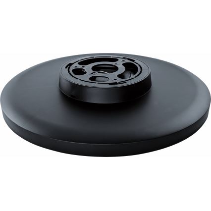 Čierny okrúhly podstavec s menším, tiež čiernym okrúhlym prvkom s otvormi na vrchu je umiestnený na bielom pozadí.