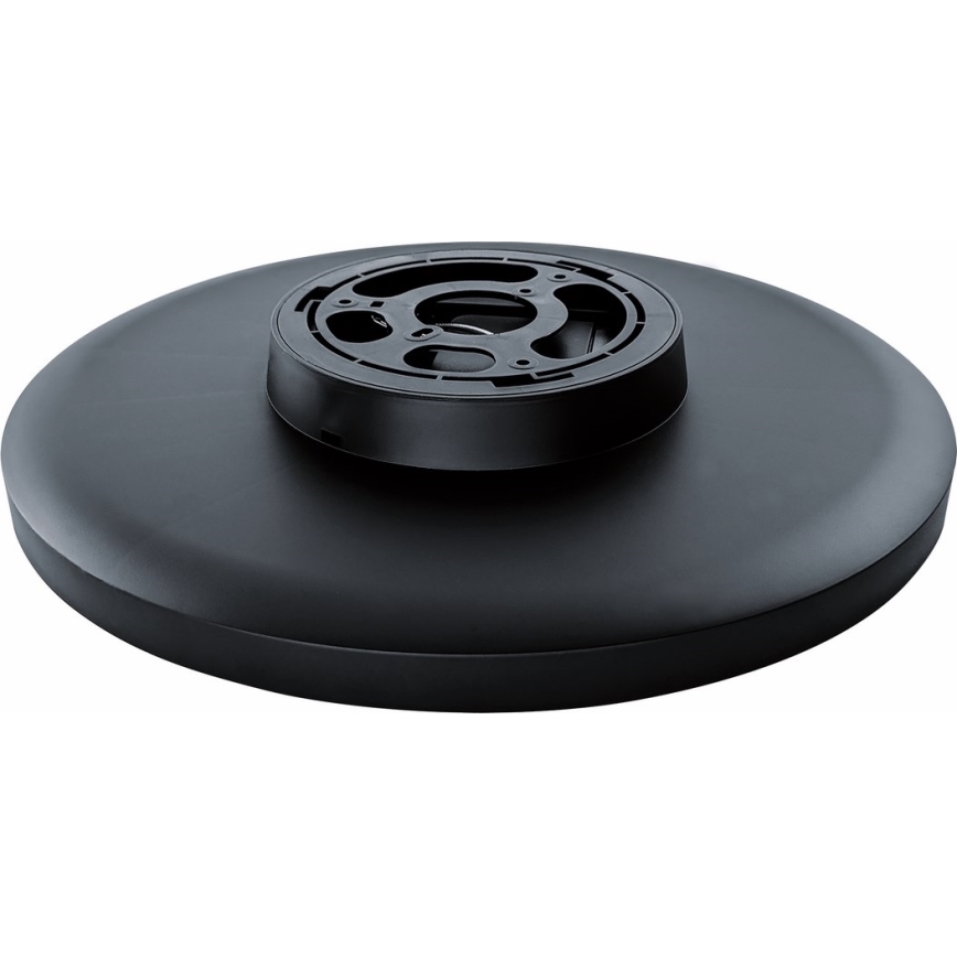 Čierny okrúhly podstavec s menším, tiež čiernym okrúhlym prvkom s otvormi na vrchu je umiestnený na bielom pozadí.