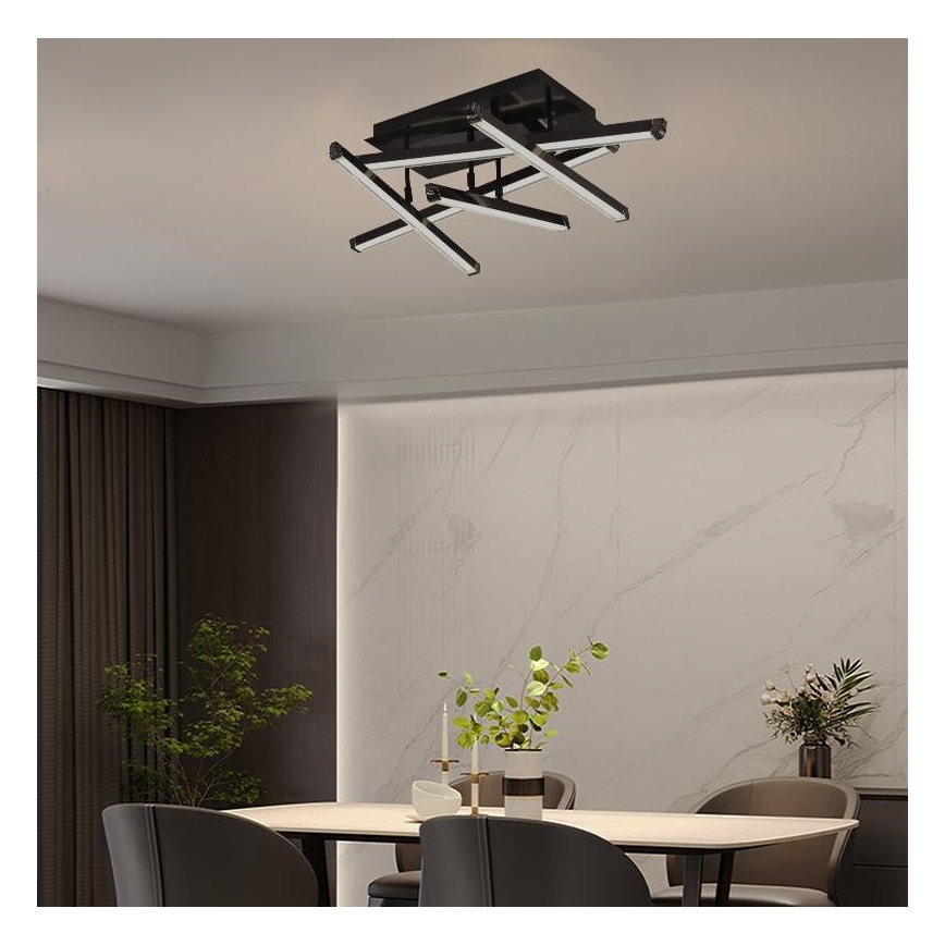 Stropné svietidlo s viacerými ramenami osvetľuje jedáleň. Svietidlo je v tvare prepletených tyčí s integrovanými svetlami, upevnené na strope. Jedáleň obsahuje stôl so stoličkami a dekoráciami.