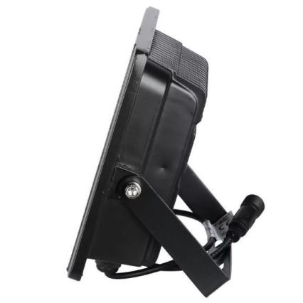 Čierne LED svetlo s kovovou konštrukciou je umiestnené na nastaviteľnom stojane. Svetlo je pripojené káblom s konektorom. Je zobrazené na bielom pozadí.