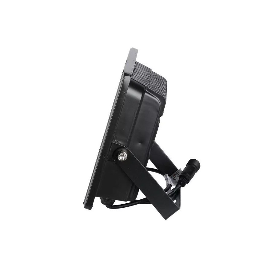 Čierne LED svetlo s kovovou konštrukciou je umiestnené na nastaviteľnom stojane. Svetlo je pripojené káblom s konektorom. Je zobrazené na bielom pozadí.