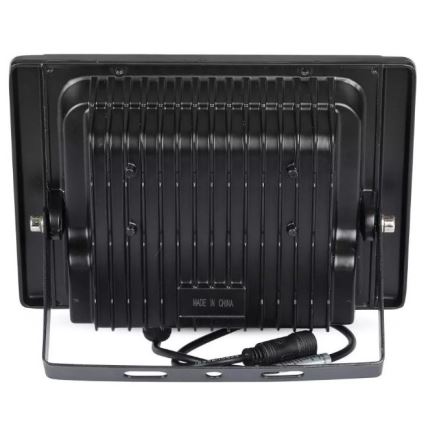 LED svetlomet je zobrazený zozadu. Je čierny, má pripojený kábel a na zadnej strane je nápis „MADE IN CHINA“. Svetlomet je umiestnený na bielom pozadí.