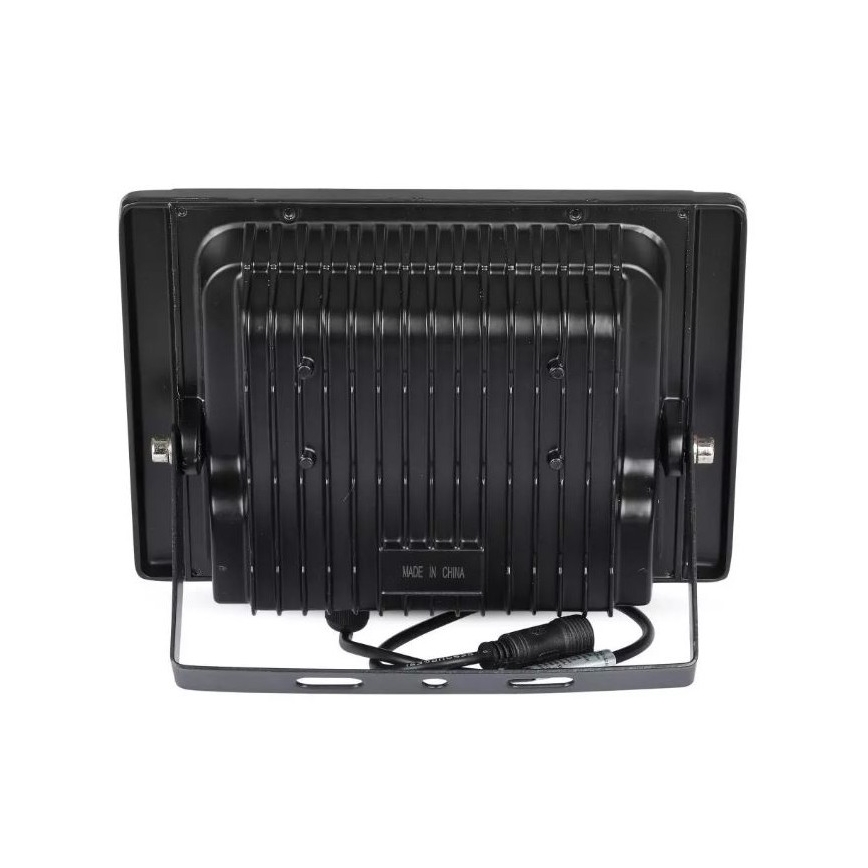 LED svetlomet je zobrazený zozadu. Je čierny, má pripojený kábel a na zadnej strane je nápis „MADE IN CHINA“. Svetlomet je umiestnený na bielom pozadí.