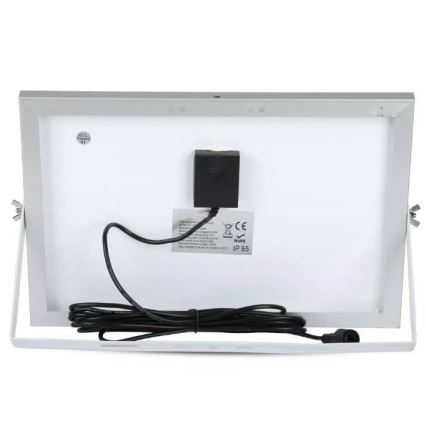 Solárny panel s pripojeným káblom a čiernou skrinkou na zadnej strane, umiestnený na stojane. Na paneli je uvedené označenie CE a IP 65.