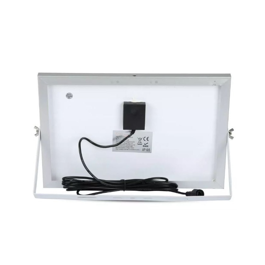 Solárny panel s pripojeným káblom a čiernou skrinkou na zadnej strane, umiestnený na stojane. Na paneli je uvedené označenie CE a IP 65.