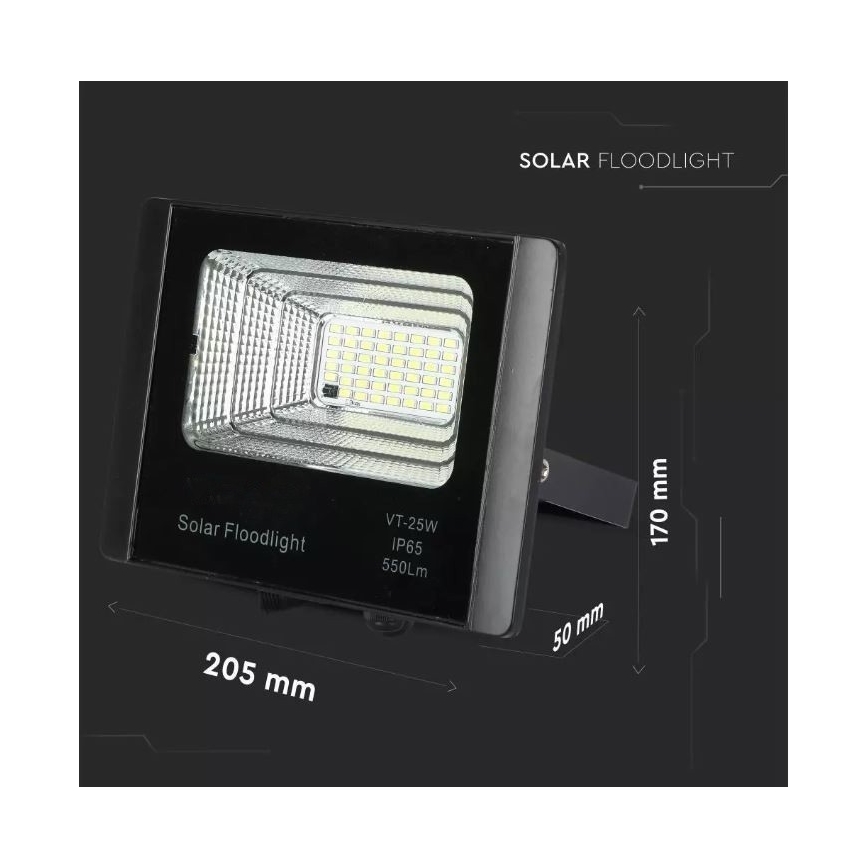 Solárny reflektor svieti. Je čierny, obdĺžnikový, s rozmermi 205x170x50 mm, parametrami VT-25W, IP65 a 550Lm. Uvedené sú na štítku.