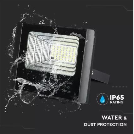 LED reflektor odolný voči vode a prachu svieti. Je čierny, s viditeľnými LED diódami. Na zadnej strane sú parametre: V:25W, IP65, 550Lm. Je označený ako IP65, s ochranou pred vodou a prachom.